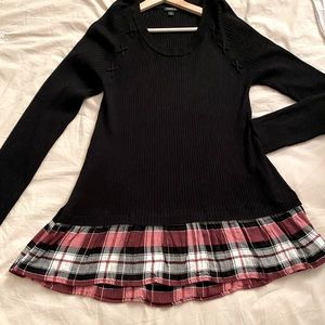 Black Ribbed long Sleeved Shirt w/ Plaid Ruffle.